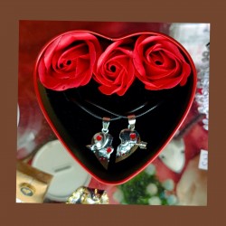 Κουτί Καρδιά με 3 Τριαντάφυλλα & 2 Κολιέ