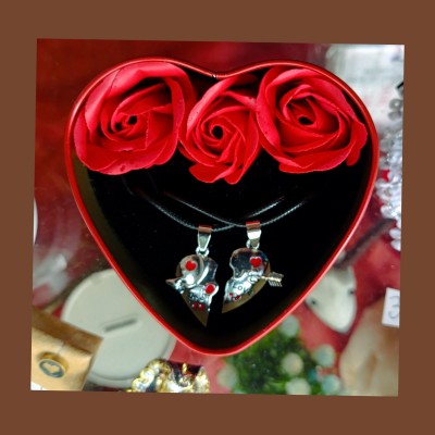 Κουτί Καρδιά με 3 Τριαντάφυλλα & 2 Κολιέ